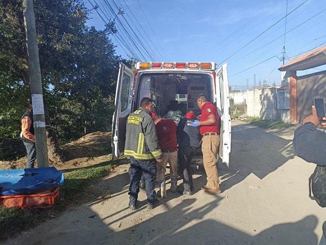Hombre cae a barranca y es rescatado por Bomberos y paramédicos en Chachapa