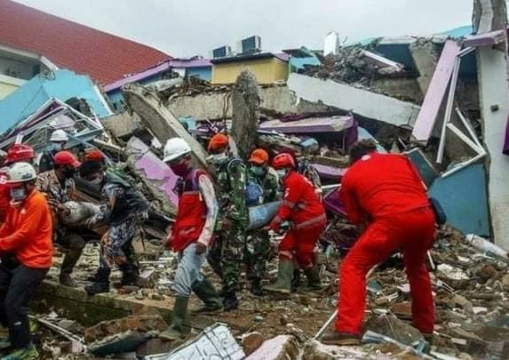 Terremoto en Indonesia deja al menos 162 muertos y cientos de heridos