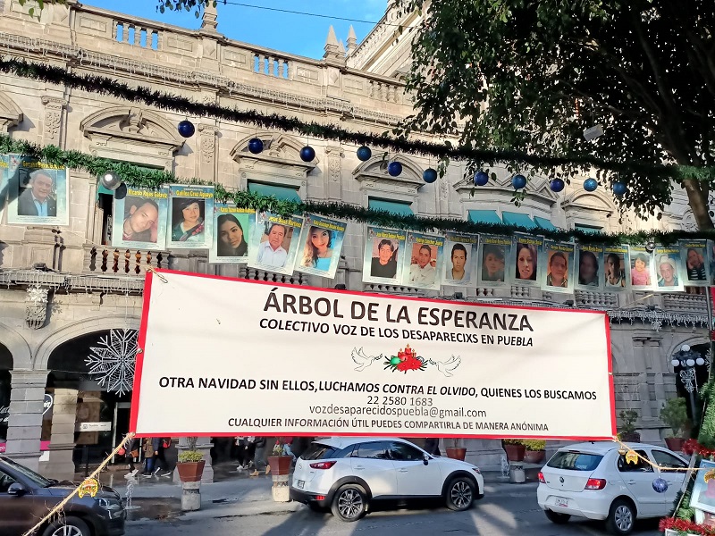 Instala Colectivo de Voz de los Desaparecidos Árbol de la Esperanza en zócalo de Puebla