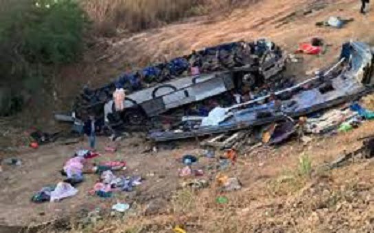 Volcadura de autobús en autopista de Nayarit deja al menos 15 muertos y 36 heridos