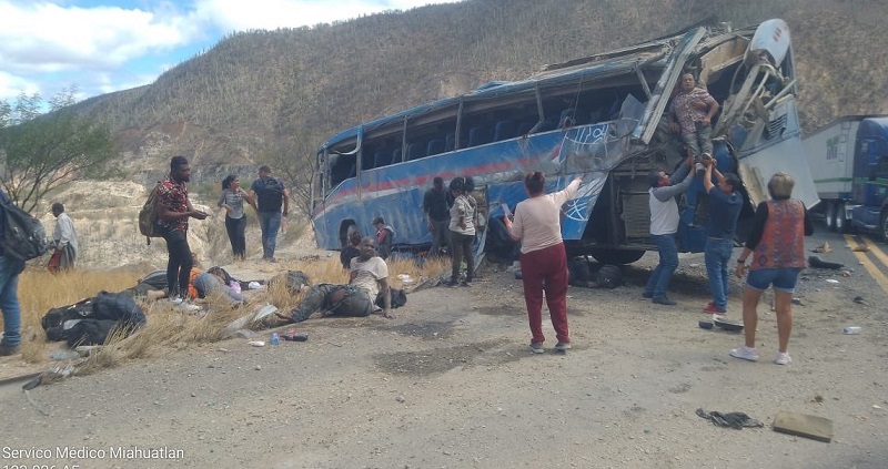 Pierden la vida 15 migrantes tras choque entre tráiler y autobús en la Cuacnopalan