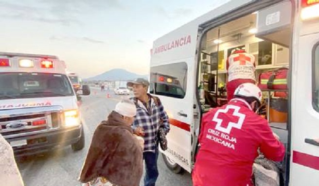 Autobús procedente de Texas choca en la Saltillo-Zacatecas; hay un muerto y 30 heridos