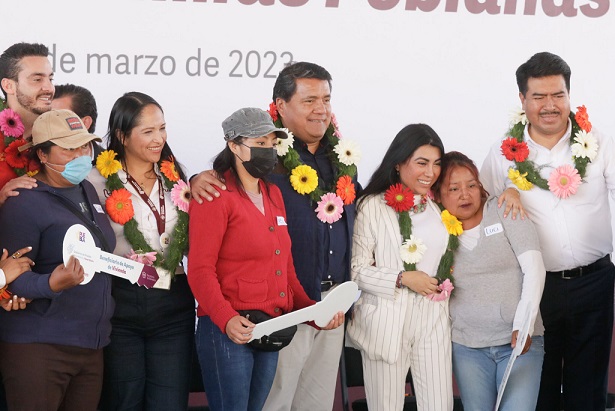 Gobierno de Puebla entrega programas de Bienestar en colonia SNTE