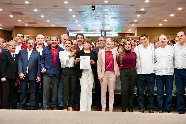 Acompaña Sergio Céspedes a Delfina Gómez a registrarse como candidata del Estado de México