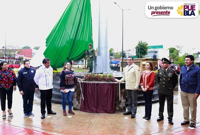 Entrega Sergio Céspedes seis patrullas y 24 títulos de propiedad en Xicotepec de Juárez