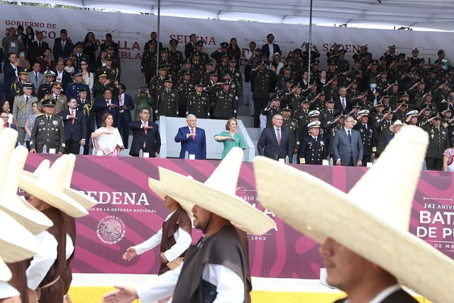 AMLO y Sergio Salomón presiden Desfile del 5 de Mayo en Puebla
