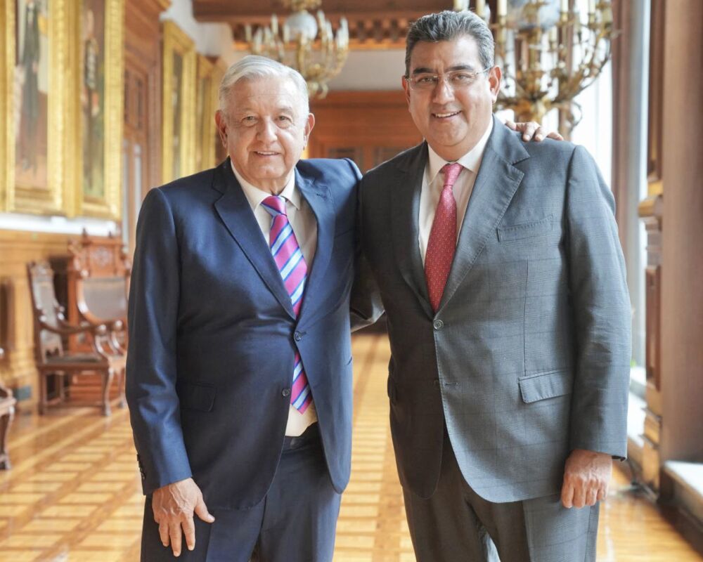 Pactan AMLO y Sergio Salomón mejoras en Salud para Puebla