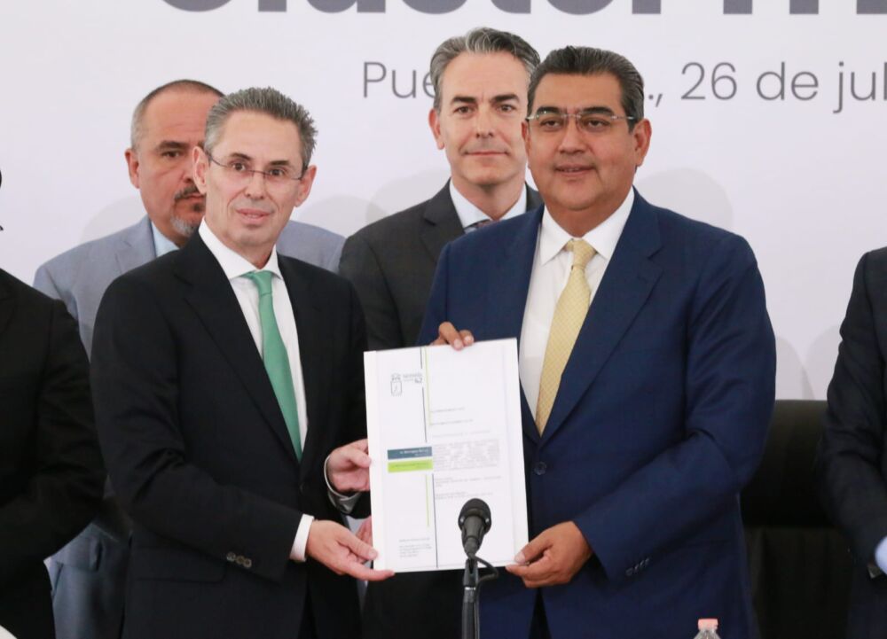 Sergio Salomón firma acta constitutiva del Clúster de Industria Textil y la Confección “iTexcon”