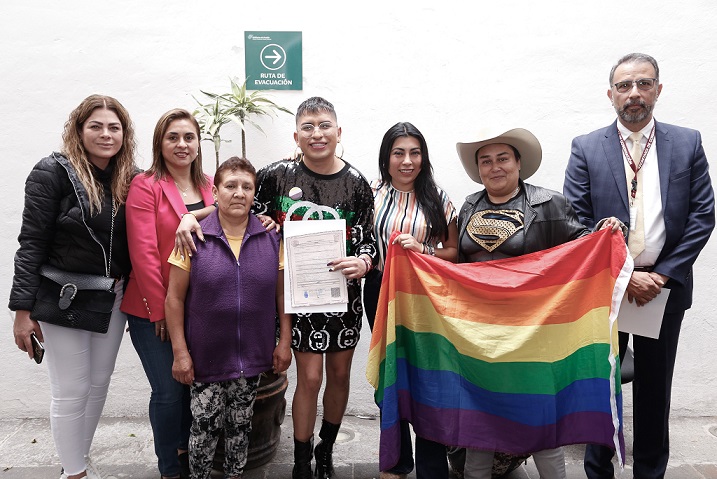 Registro Civil entrega segunda Acta No Binarie a “Betuky” en Puebla