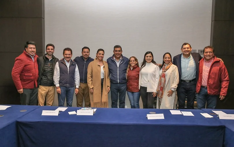 Llama Sergio Salomón a aspirantes a gubernatura no excederse en instalación de espectaculares