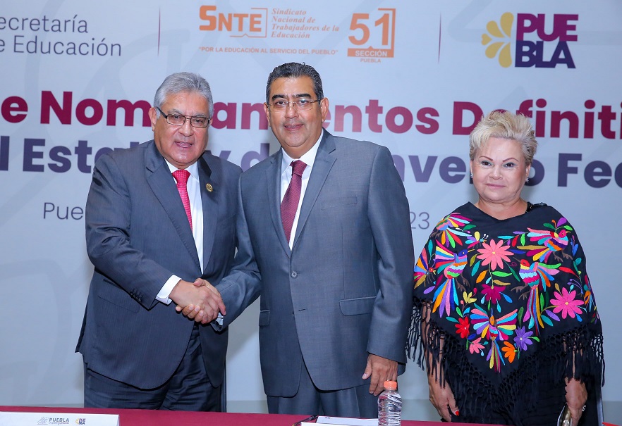Con entrega de 764 nombramientos, Sergio Salomón reconoce dedicación de maestros poblanos 
