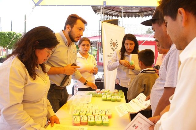 Voluntariado del Congreso entrega lentes a niñas y niños de escasos recursos en el municipio de Atoyatempan   