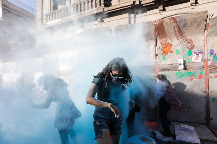 Intimida Adán Domínguez con gas lacrimógeno, golpes y helicópteros a feministas en #8Marzo2024