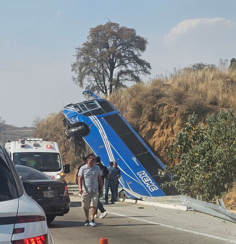 Cuatro fallecidos y 26 lesionados, saldo de autobús volcado en la México- Puebla: Céspedes
