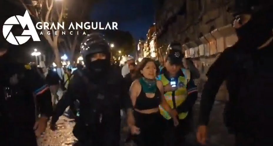 Policías de Adán Domínguez reprimen y detienen a Michelle Romero en #8M2024 en Puebla