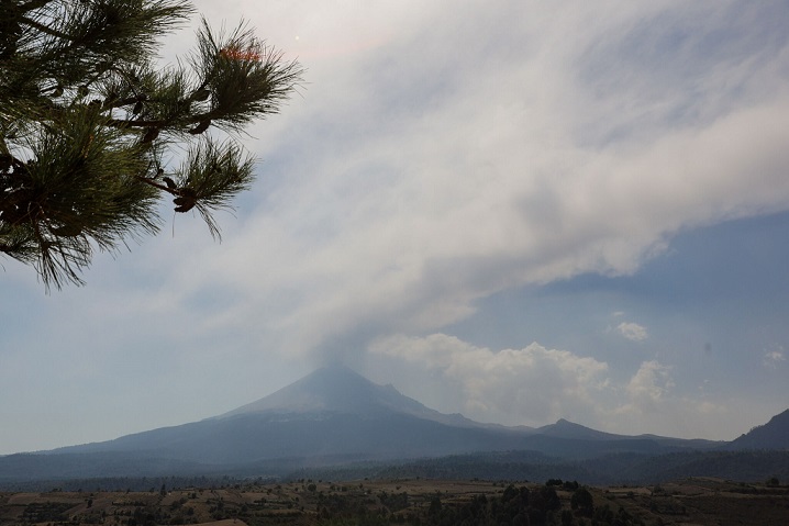Calidad del aire es regular por caída de ceniza del Popocatépetl en Puebla