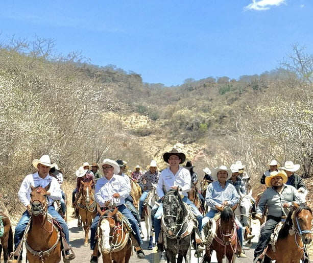 Familias de Ayoxuxtla de Zapata manifiestan respaldo a Lalo Castillo durante cabalgata conmemorativa a hechos históricos