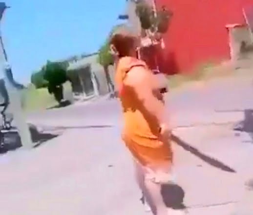 Mujer amenaza con machete a trabajadores de la CFE en Tabasco