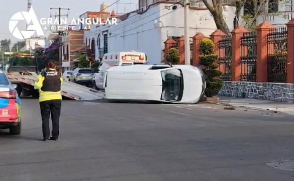 Dos lesionados deja choque y volcadura en el Barrio de Santiago