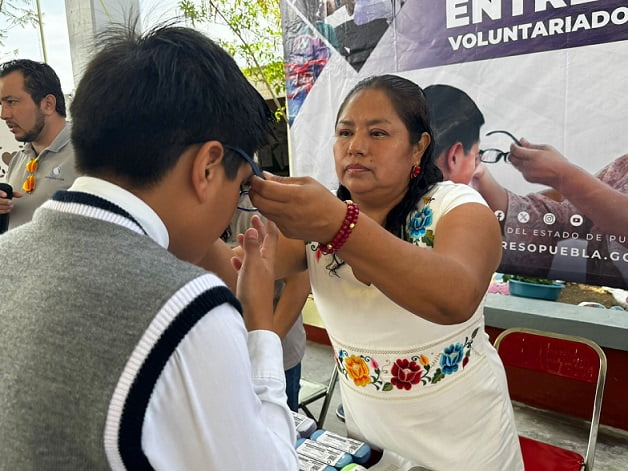 Entrega Voluntariado del Congreso lentes gratuitos a niñas y niños de San Gabriel Chilac
