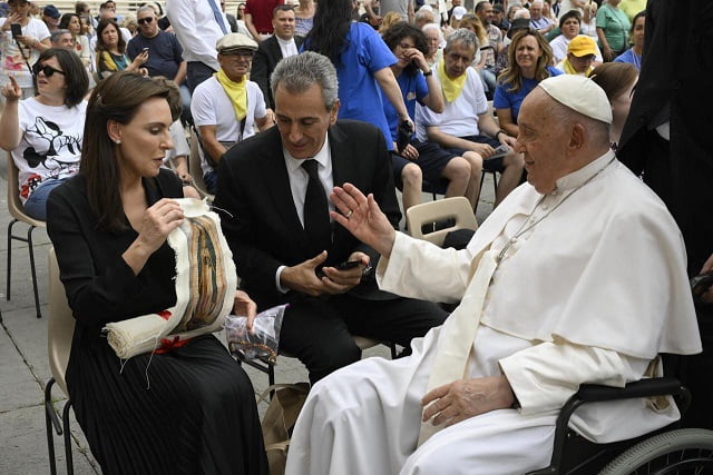 Reciben Pepe Chedraui y su esposa bendición de Papa Francisco