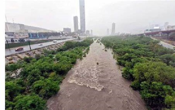 Se desborda Río Santa Catarina en Monterrey tras lluvias provocadas por ‘Alberto’
