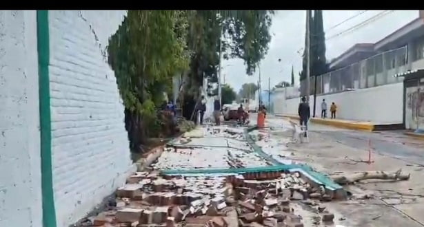 Lluvias provocan caída de una barda del Cobaep de San Jerónimo Caleras.