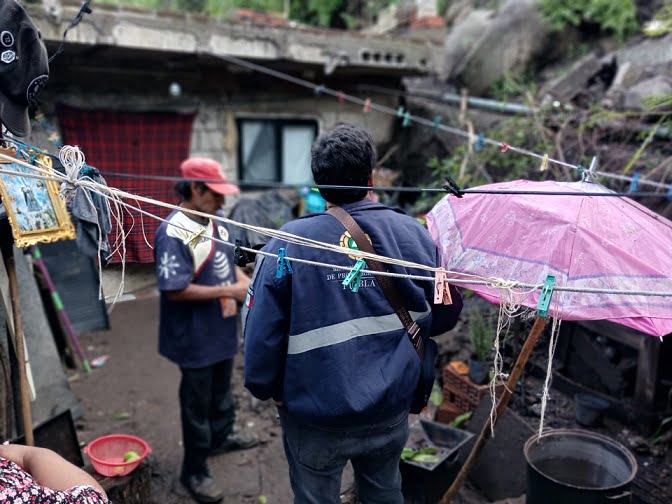 PC atiende deslizamiento en un cerro que dejo afectaciones en una vivienda en Tianguismanalco