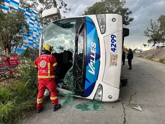 Volcadura de autobús deja 17 lesionados  en la México- Puebla