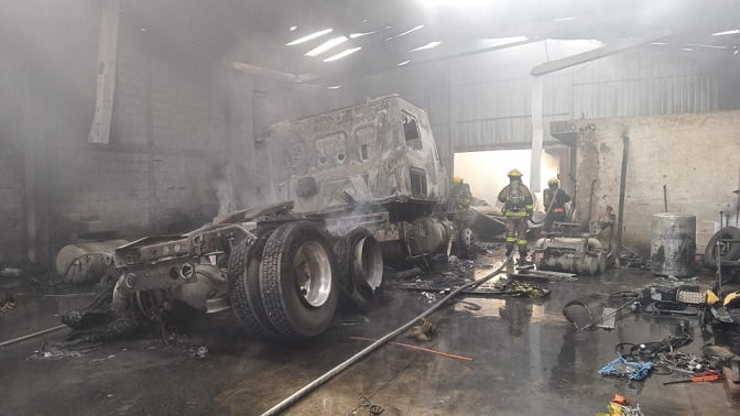 Incendio consume taller mecánico en Jardines de Santiago