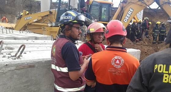 Muere un trabajador tras desgajamiento de tierra y material en obra de la Vía Atlixcáyotl