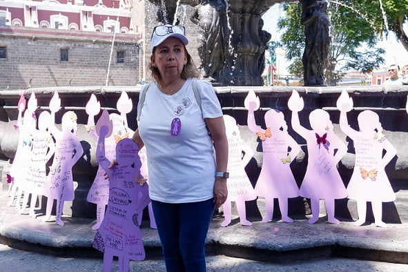 A 9 años de desaparición de Paulina Camargo colocan siluetas de víctimas de feminicidio en el zócalo