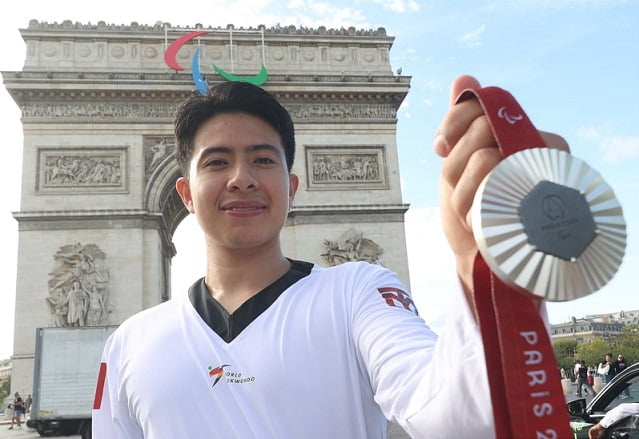 Festeja Luis Mario Nájera su plata de París 2024 en el Arco del Triunfo