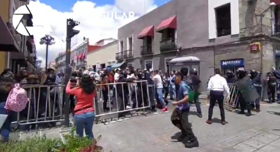 Manifestantes intentan ingresar al Congreso de Puebla tras discusión de la Reforma del Poder Judicial