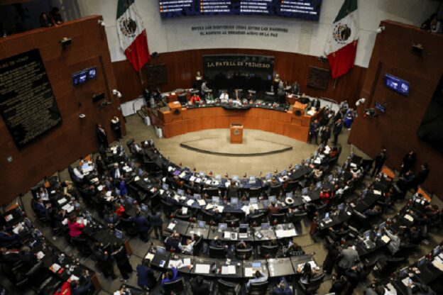 Manifestantes irrumpen en el Senado, decretan receso indefinido