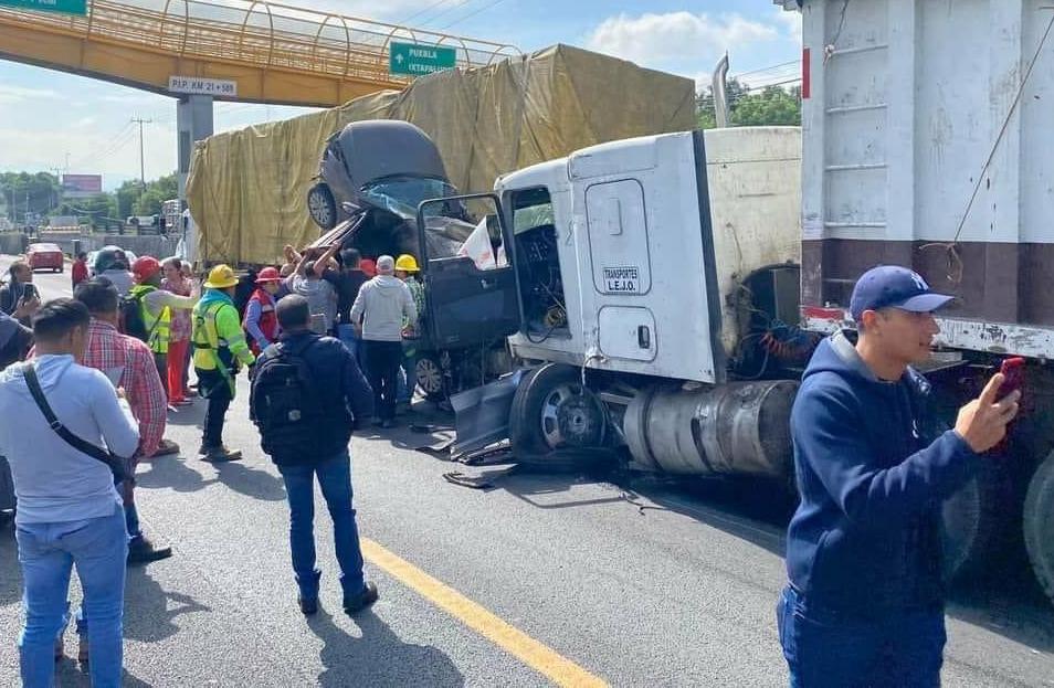 Tráiler sin frenos embiste varios vehículos en la México-Puebla