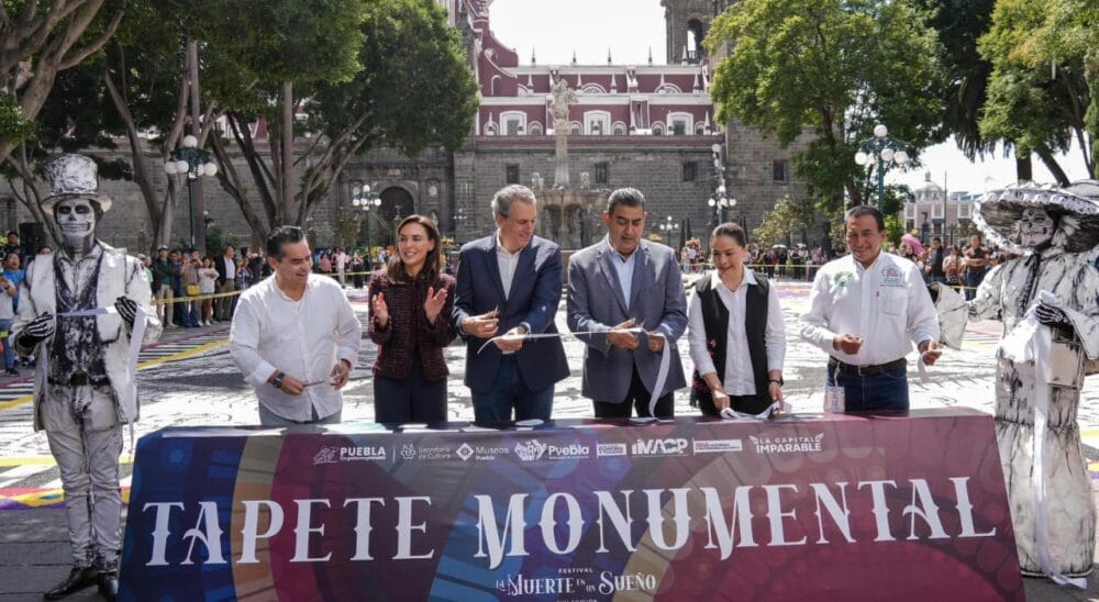 Inauguran Sergio Salomón y Pepe Chedraui primer tapete monumental en el Zócalo