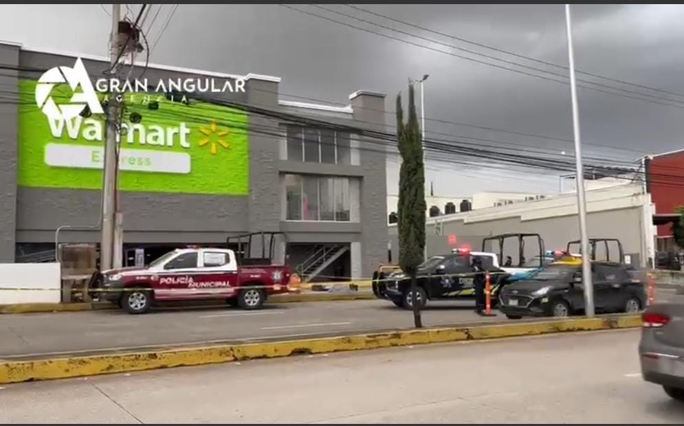 Ejecutan a hombre en estacionamiento de Walmart de Calzada Zavaleta