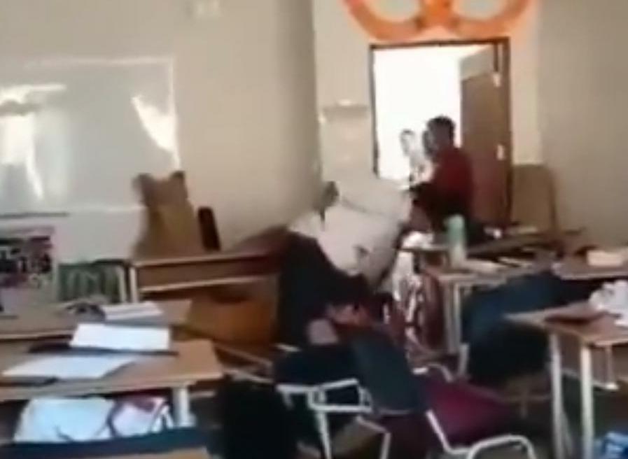Estudiante apuñala a su exnovia en plena clase en Bolivia