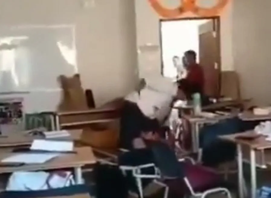 Estudiante apuñala a su exnovia en plena clase en Bolivia