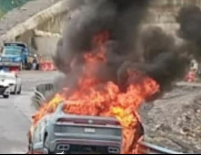 Se registra incendio de vehículo en la México-Tuxpan a la altura de Huauchinango