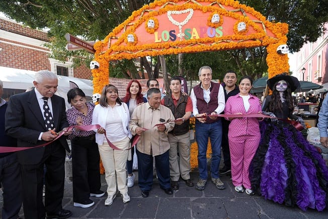 Trabajará Pepe Chedraui por preservar tradiciones; recorre ofrendas en la Plazuela de Los Sapos