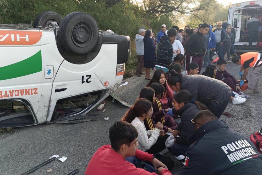 Volcadura de combi deja 19 lesionados en Ajalpan