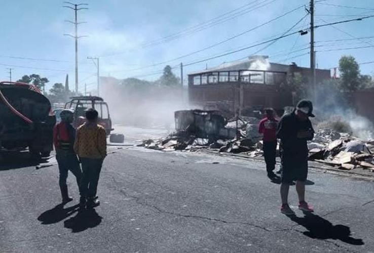 Se registra incendio de tráiler que transportaba cartón en la Federal México-Puebla