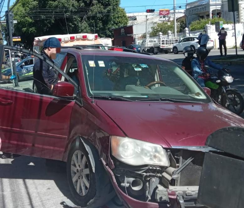 Accidente deja daños materiales y una persona con lesiones leves en la 15 Poniente