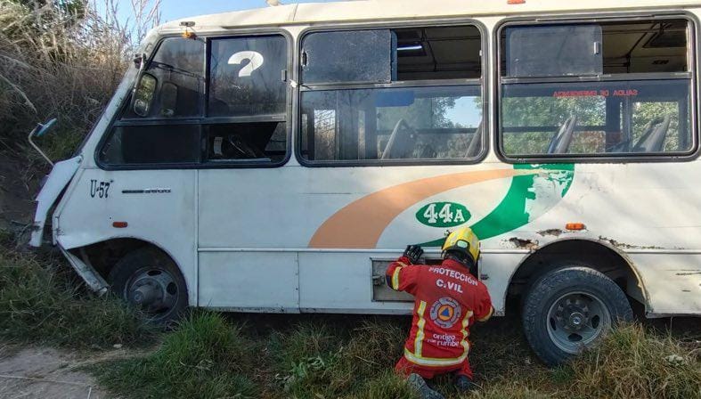 Unidad de Ruta 44A cae a barranco en San Jerónimo Caleras