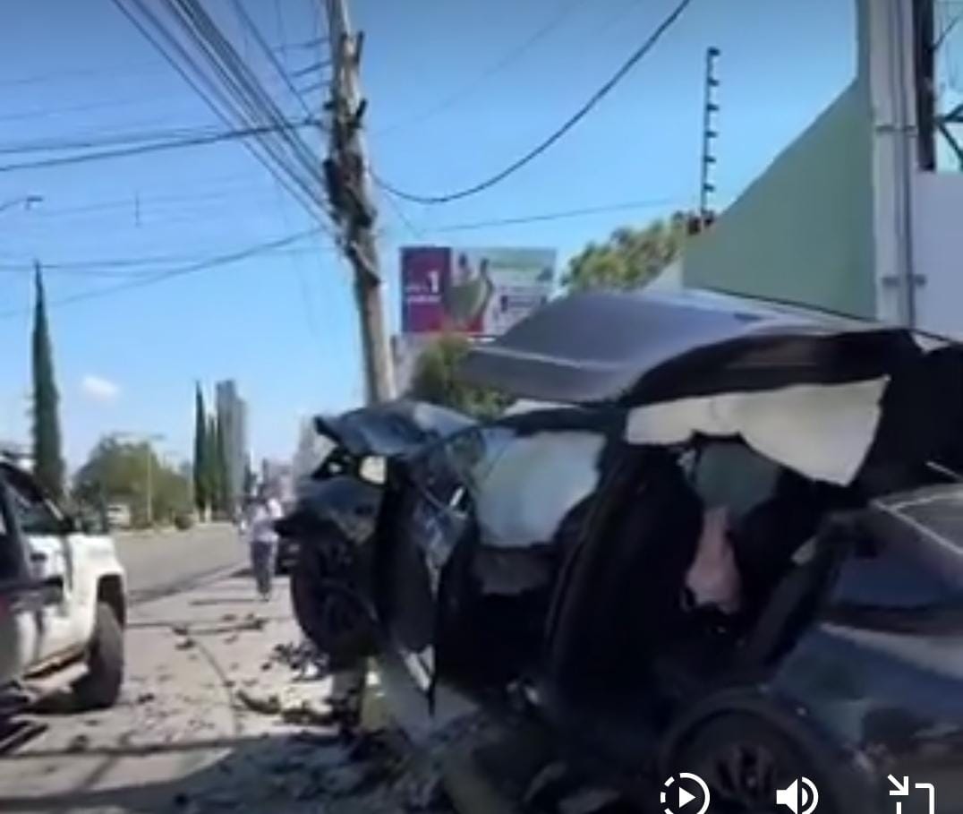 Joven impacta camioneta Tesla en la Calzada Zavaleta