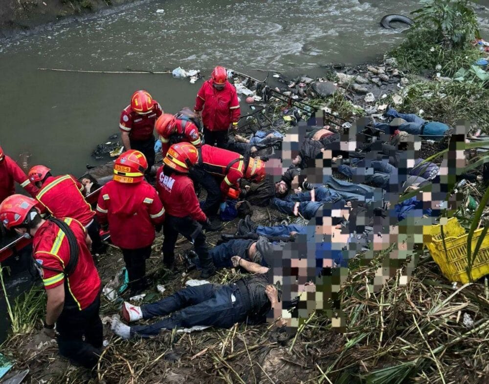 Al menos 50 personas mueren tras caer autobús en barranco en Guatemala
