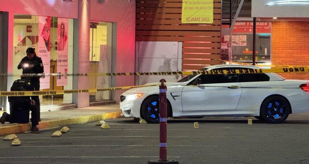 Balean a joven afuera de un banco en Calzada a Zavaleta y Camino Real