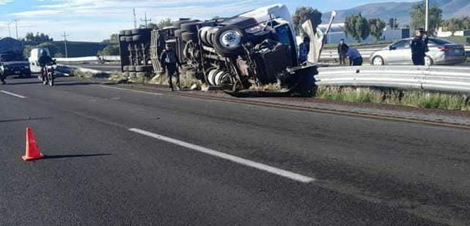 Volcadura de tráiler deja un lesionado en la Autopista Puebla-Orizaba